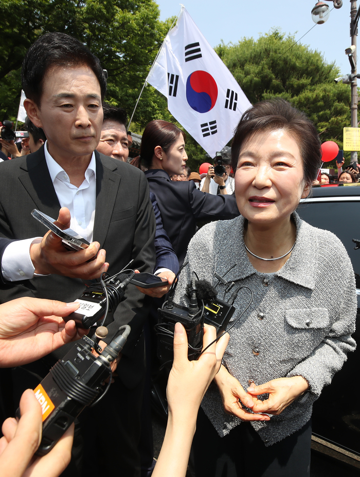 27일 오전 경북 구미시 박정희 전 대통령 생가를 방문한 박근혜 전 대통령이 기자들의 질문에 하고 있다.
이윤호기자 yoonhohi@yeongnam.com