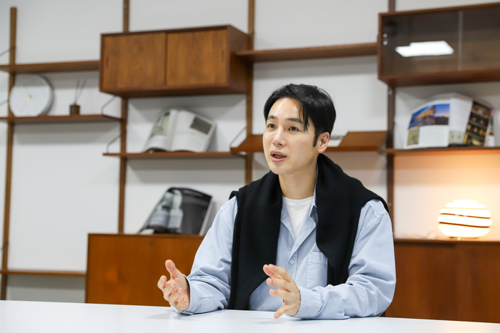 양태오 디자이너가 대구간송미술관 '화조미감'展 공간 디자인에 대해 설명하고 있다.<대구간송미술관 제공>