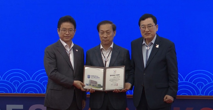 이경섭 계명대 경주동산병원장(가운데)이 2025 APEC 정상회의 협력병원 지정패를 받고 기념촬영을 하고 있다. <계명대 동산의료원 제공>