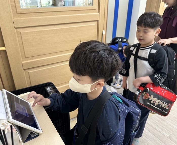 도내 한 초등학교 학생이 등·하교 시간 스마트출결시스템을 이용하고 있다. 경북교육청 제공