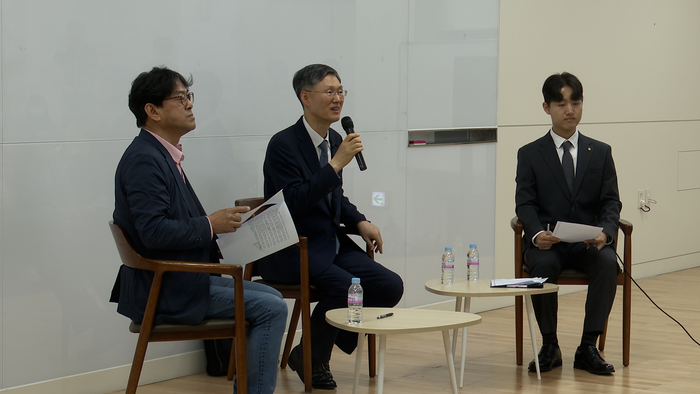 문형배 전 헌법재판소장 권한대행이 28일 대구대에서 연 강연에서 학생의 질문에 답변하고 있다. 이형일기자 hilee@yeongnam.com