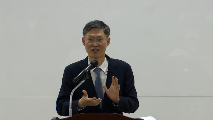 문형배 전 헌법재판소장 권한대행이 28일 대구대에서 강연을 하고 있다. 이형일기자 hilee@yeongnam.com