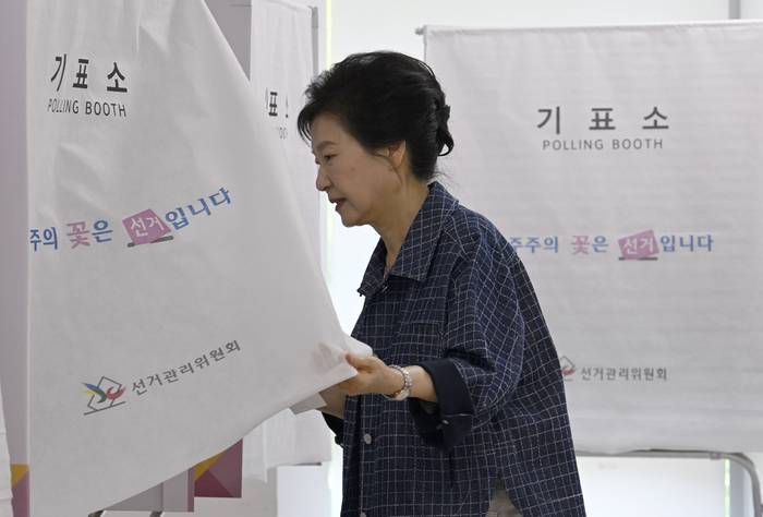 박근혜 전 대통령이 제21대 대통령선거 사전투표 첫날인 29일 대구 달성군 유가읍 행정복지센터에 마련된 사전투표소에서 기표소로 들어가고 있다.
이윤호기자 yoonhohi@yeongnam.com
