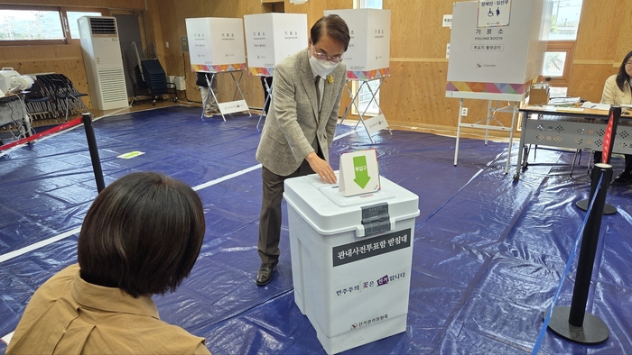 29일 청도군온누리복지관 2층에서 김하수 청도군수가 제21대 대통령선거 사전투표를 하고 있다.