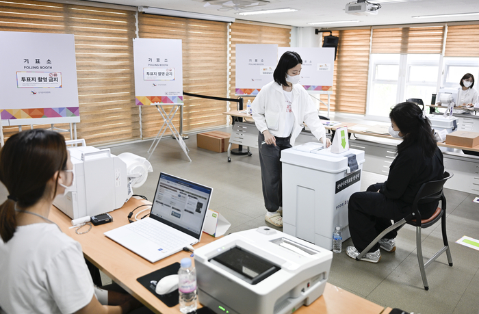 지난 29일 오후 1시30분 대구 중구 대신1동 행정복지센터에 마련된 사전투표소에서 투표를 하고 있다. 
이현덕기자 lhd@yeongnam.com