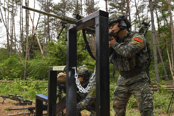 제4회 해병대사령관배 저격수 경연대회에 참가한 해병대 저격수가 바리게이트 장애물에서 표적에 대한 제압사격을 하고 있다. <해병대사령부 제공>