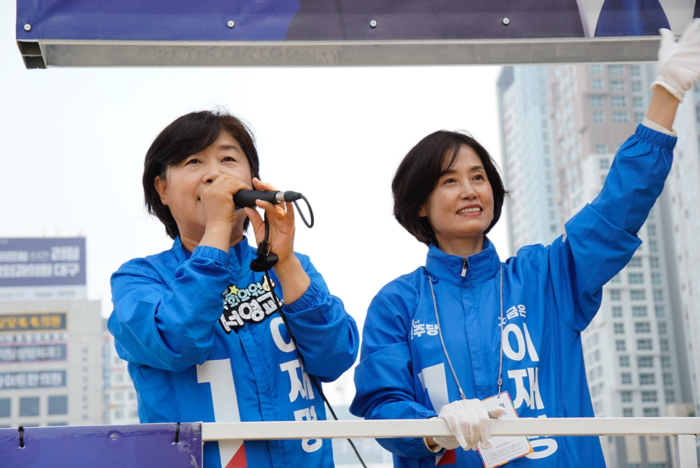 더불어민주당 서영교 대구경북 골목골목선대위원장(왼쪽)과 골목골목 선대위 수석부위원장을 맡은 조국혁신당 박은정 의원(오른쪽)이 지난 28일 대구 수성구 범어네거리에서 출근인사를 하고 있다. 더불어민주당 대구 선대위 제공.