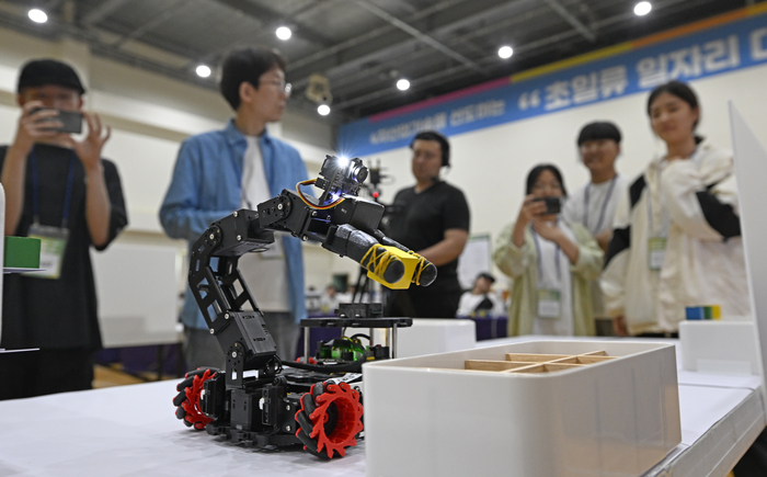 29일 오후 대구 동구 한국폴리텍대학 영남융합기술캠퍼스에서 열린 '2025 WCRC(World Creative Robot Contest) 물류 로봇 경진대회' 물류 로봇2(분류) 부문에 참가한 한 로봇이 컬러 블록을 분류해 미션 장소로 옮기고 있다. 이번 대회는 과학기술정보통신부와 쿠팡풀필먼트서비스가 공동 주최하고 한국폴리텍대 영남융합기술캠퍼스와 국립공주대 SW중심대학사업단 등이 공동 주관한다.
이윤호기자 yoonhohi@yeongnam.com