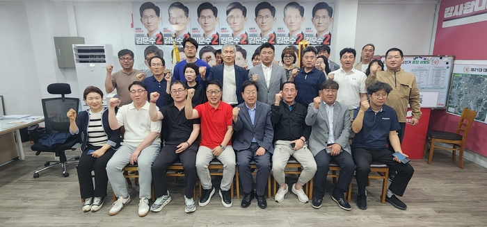 영주비전경제연구원을 비롯한 지역 경제·시민단체들이 지난 28일 국민의힘 영주시 당사에서 공동 기자회견을 열고 김문수 후보에 대한 지지를 공식 선언한 후 기념촬영을 하고 있다. 손병현 기자
