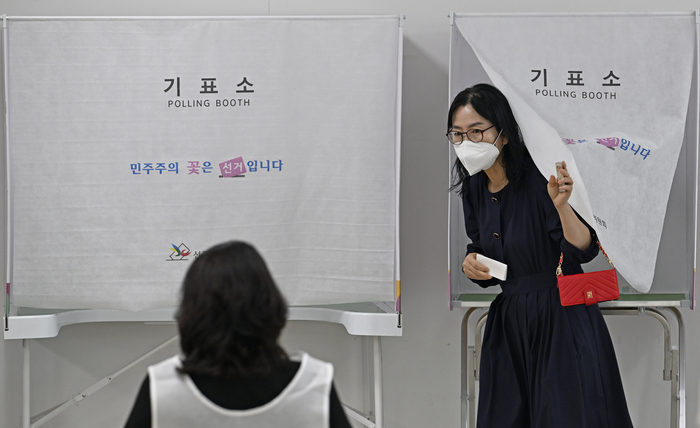 제21대 대통령선거 사전투표 첫날인 29일 대구 달성군 유가읍 행정복지센터에 마련된 사전투표소에서 유권자들이 투표하고 있다.
이윤호기자 yoonhohi@yeongnam.com