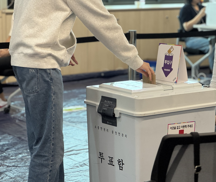 29일 오전 9시쯤 대구 북구 산격3동 행정복지센터에 마련된 사전투표소에서 소중한 한 표를 행사하고 있다. 박영민기자