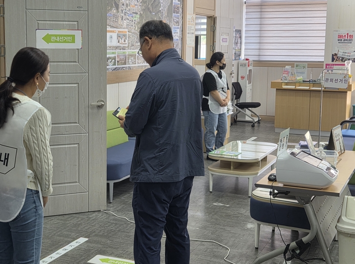 29일 오전 대구 동구 혁신동 행정복지센터 내 사전투표소 모습. 타지인이 많이 활동하는 지역답게 관내선거인과 관외선거인 대기줄이 명확히 구분돼있다. 최시웅 기자