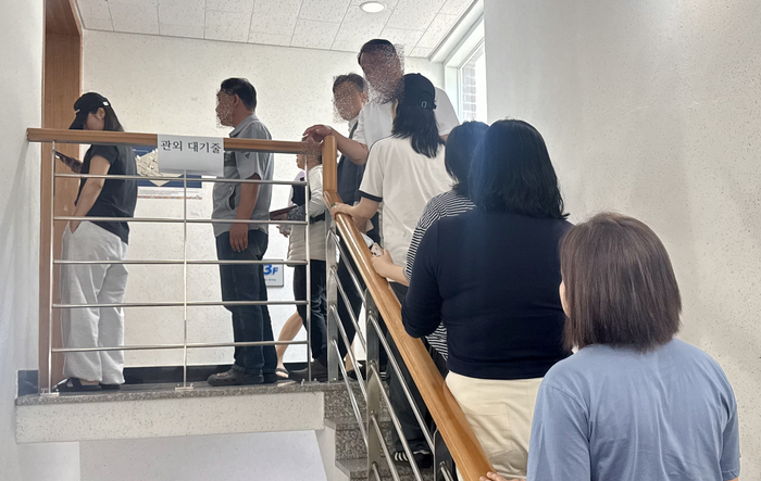 29일 낮 12시 대구 중구 성내2동 행정복지센터에 마련된 사전투표소에서 시민들이 투표하기 위해 대기하고 있다. 박영민기자