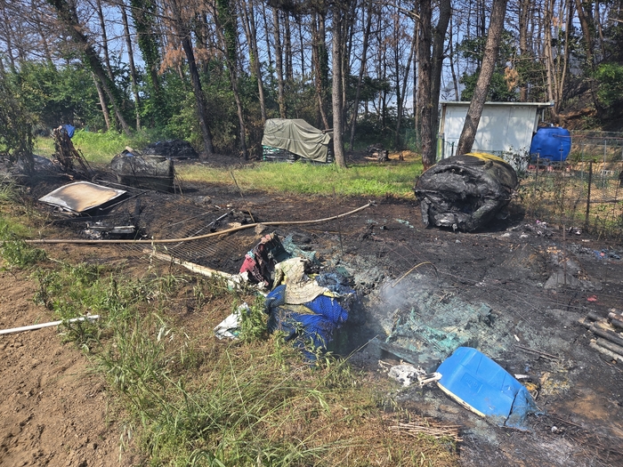 29일 오후 경북 포항시 남구 동해면 신정리 인근 야산에 추락한 해군 해상초계기로 추정되는 항공기의 잔해가 불에 타 흩어져 있다. 전준혁기자 jjh@yeongnam.com