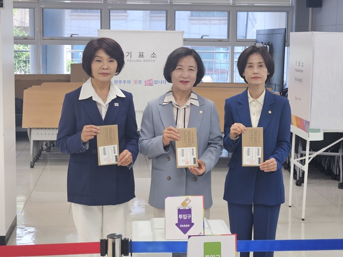 더불어민주당 추미애 중앙당 공동선대위원장(가운데)이 29일 오전 10시30분 대구 중구 2·28민주운동기념회관에 마련된 사전투표소에서 민주당 한정애 중앙당 선대위 수석부위원장(왼쪽)과 조국혁신당 박은정 의원(오른쪽)과 함께 사전투표를 하고 있다. 권혁준기자 hyeokjun@yeongnam.com