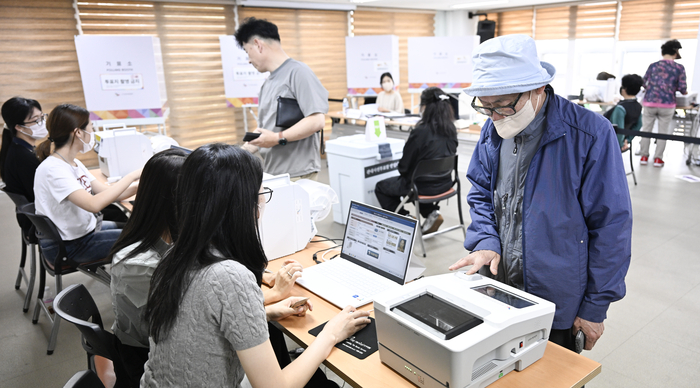 29일 오후 1시30분 대구 중구 대신1동 행정복지센터에 마련된 사전투표소에서 투표를 하고 있다.
이현덕기자 lhd@yeongnam.com