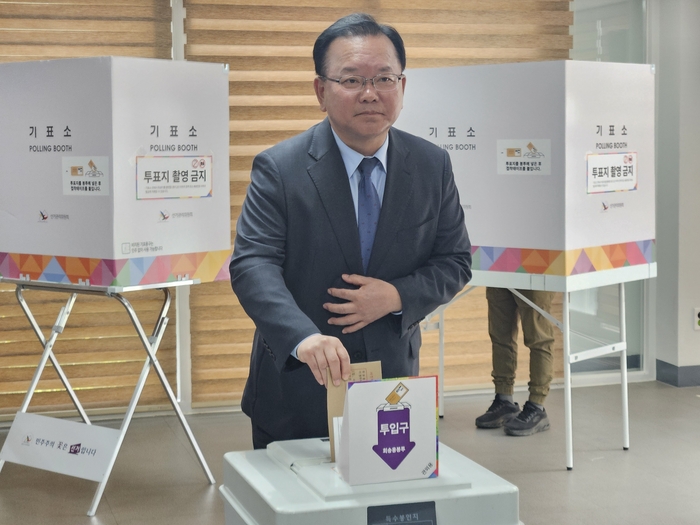 더불어민주당 김부겸 중앙당 총괄선대위원장이 29일 오후 1시30분 대구 중구 대신1동 행정복지센터에 마련된 사전투표소에서 투표를 하고 있다. 권혁준기자 hyeokjun@yeongnam.com