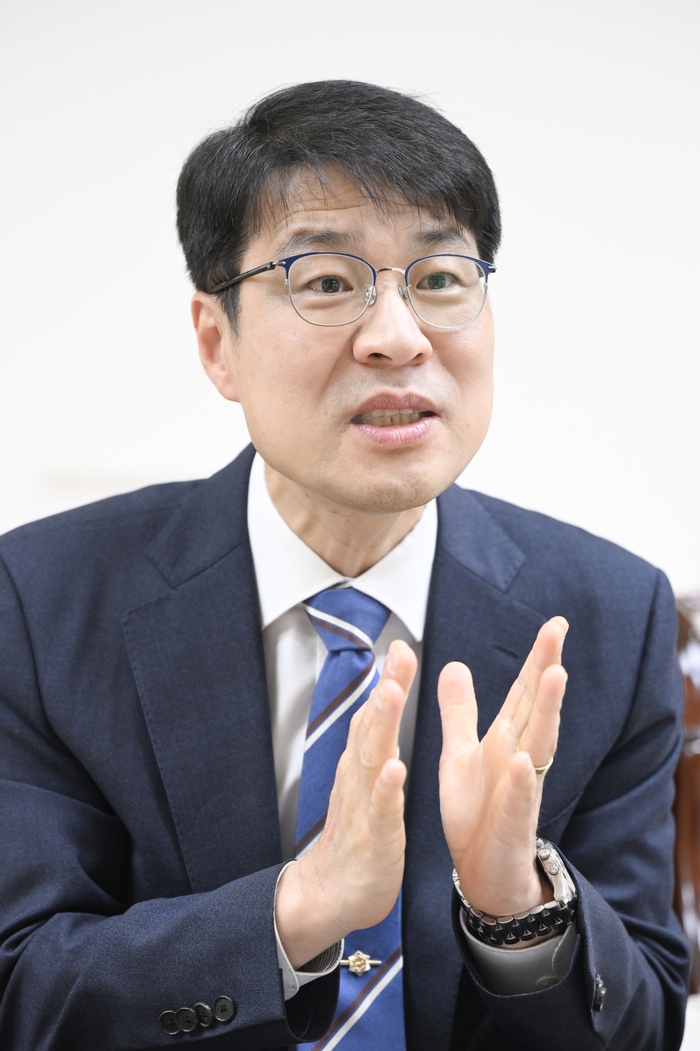 29일 대구시청 동인청사에서 만난 김정기 대구시장 권한대행이 향후 시정 방향에 대해 설명하고 있다. 이현덕기자 lhd@yeongnam.com