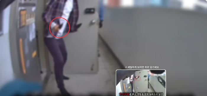 경찰이 문을 두드리자 문을 열면서 흉기를 들고 달려드는 남성 모습<유튜브 대한민국 경찰청 캡쳐>