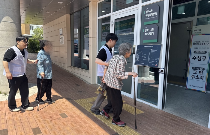 30일 오전 11시쯤 대구 수성구 범어4동 행정복지센터에서 어르신들이 대구시지체장애인협회의 도움을 받아 투표소로 이동하고 있다. 박영민기자
