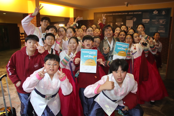 대구 필그림소년소녀합창단이 지난 5월21~25일 열린 '2025 폴란드 소포트 세계합창경연대회'에서 13개 참가국 중 최고 점수로 전체 대상을 수상한 뒤 함께 기념촬영을 하고 있다. <대구 필그림소년소녀합창단 제공>