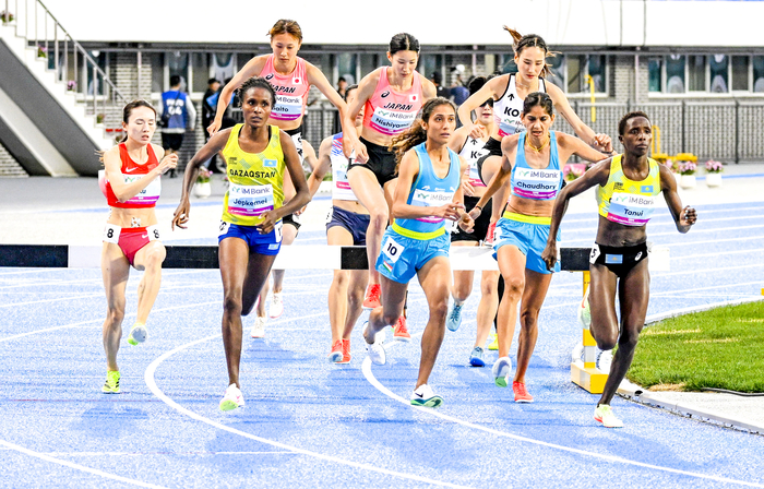 29일 오후 구미시민운동장에서 열린 제26회 아시아육상선수권대회 여자 3000m 장애물 결승 경기에서 각국 대표 선수들이 초반 허들 구간에서 치열하게 각축을 벌이며 선두 경쟁을 펼치고 있다.
이현덕기자 lhd@yeongnam.com