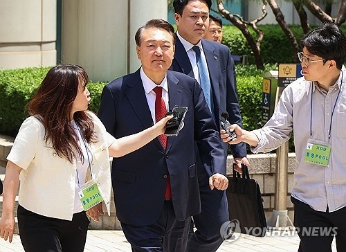 윤석열 전 대통령이 지난 26일 서울 서초구 서울중앙지방법원에서 열린 내란 우두머리 혐의ㆍ직권남용 권리행사 방해 혐의 사건 5차 오전 공판을 마친 후 차량으로 향하고 있다. 연합뉴스