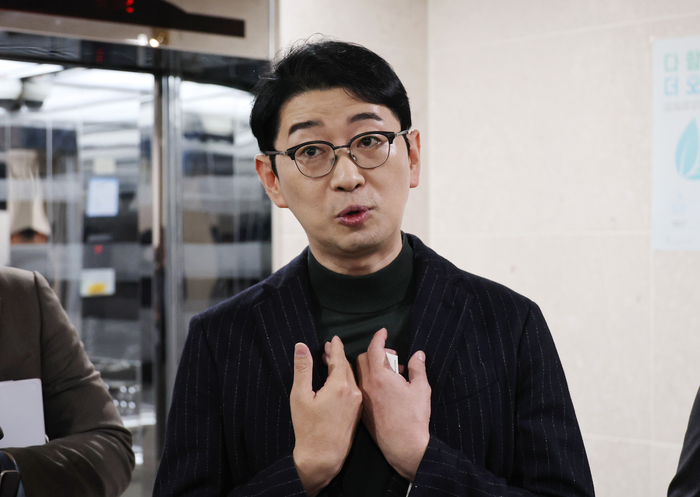 국민의힘 주진우 의원이 지난 21일 국회 소통관에서 '고위공직자범죄수사처(공수처)가 윤석열 대통령을 내란 혐의로 수사하는 과정에서 서울중앙지법으로부터 영장을 기각당한 사실을 숨겼다는 의혹'을 제기하는 기자회견을 한 뒤 취재진의 질문에 답변하고 있다. 연합뉴스