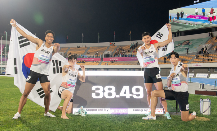 '2025 구미 아시아육상선수권대회' 마지막 날 마지막 경기인 남자 계주 400m 결선에서 우승한 대표팀이 기념촬영을 하고 있다. <연합뉴스>