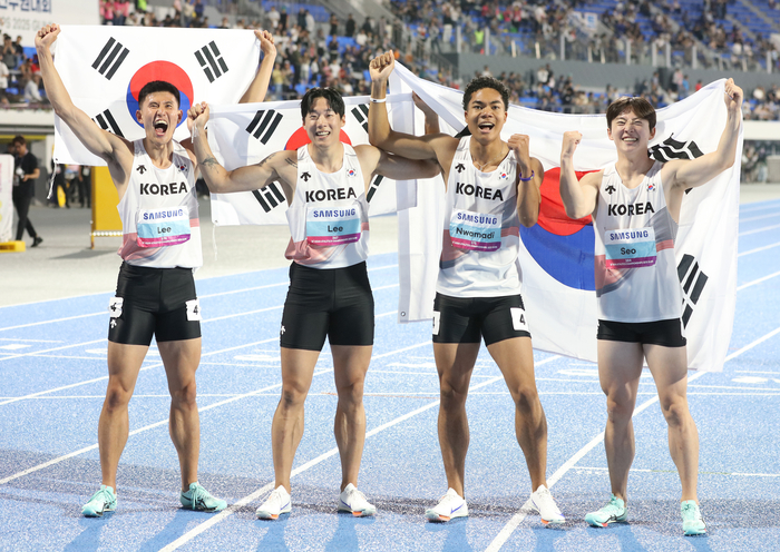 31일 오후 경북 구미시민운동장에서 열린 '2025 구미 아시아육상선수권대회' 마지막경기인 남자 계주 400m 결선에서 대한민국이 한국신기록으로 우승했다. 이준혁(왼쪽부터), 이재성, 나마디 조엘진, 서민준 선수<연합뉴스>