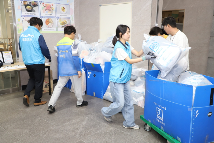 지난 29일 에코프로 포항캠퍼스에서 에코프로와 굿윌스토어 직원들이 기부 물품을 옮기고 있다.<에코프로 제공>