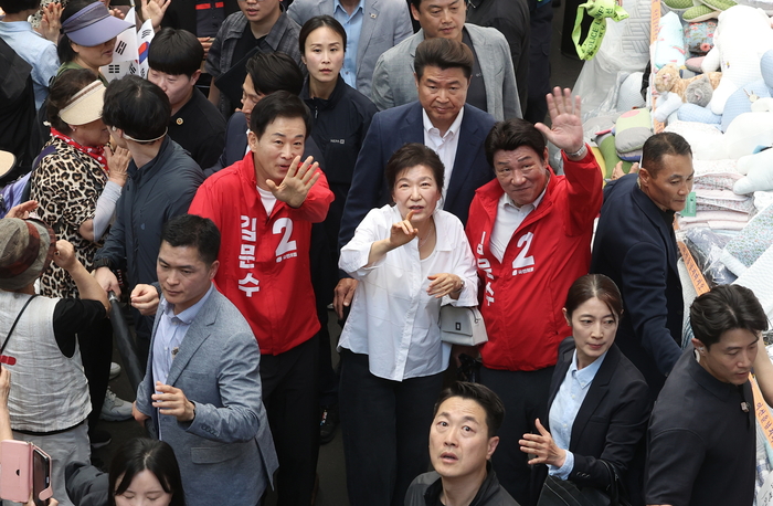 31일 대구 중구 서문시장을 방문한 박근혜 전 대통령이 2층에 몰려든 지지자들을 바라보고 있다.
이현덕기자 lhd@yeongnam.com