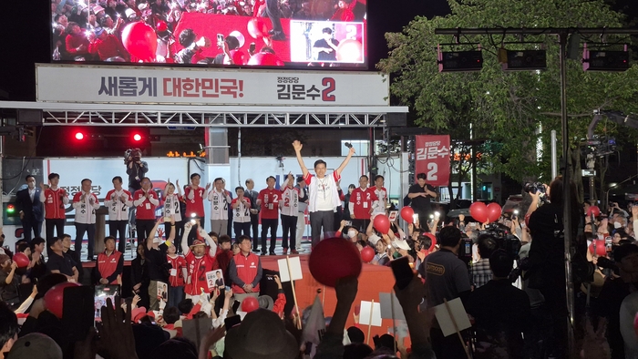 김문수 국민의힘 대선 후보가 31일 오후 8시 경주 대릉원 돌담길에 마련된 유세장에서 보수 지지층 결집을 호소하는 연설을 하고 있다. 장성재 기자