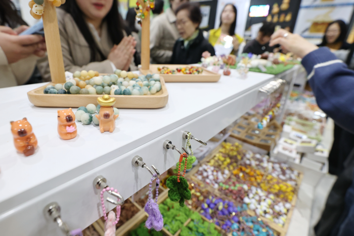 지난달 3일 서울 강남구 코엑스에서 열린 2025 서울국제불교박람회&제13회 붓다아트페어에서 관람객들이 굿즈를 고르고 있다. <연합뉴스>