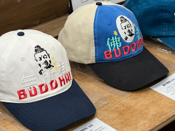 2025 서울국제불교박람회의 부스에서 판매된 무소유 모자. <독자 제공>