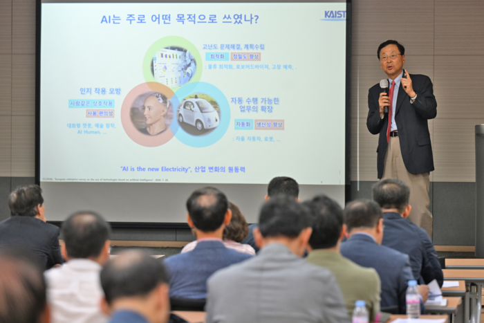 김진형 카이스트 명예교수가 13일 오후 대구 동구 영남일보 대강당에서 열린 영남일보 CEO아카데미에서 AI 시대를 우리는 어떻게 준비해야 하는가?를 주제로 강연하고 있다. 
이지용기자 sajahu@yeongnam.com