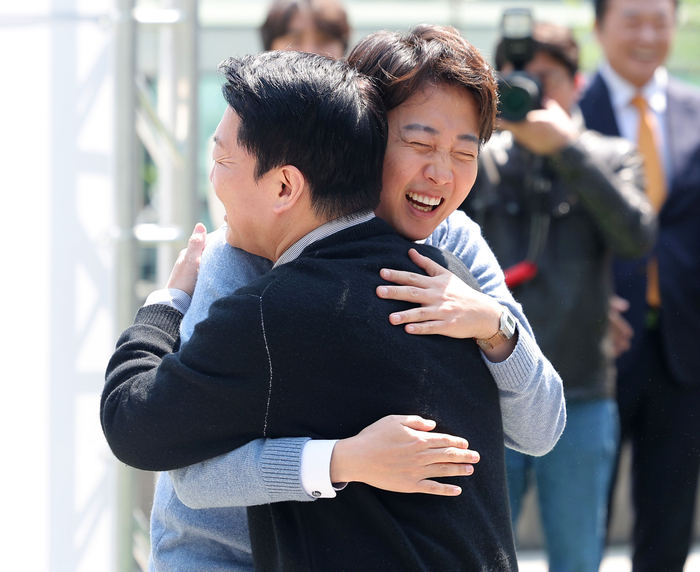 포옹하는 안철수-이준석
