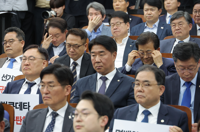 격앙된 민주당, 긴급 의총 소집...“판결 믿을 수 없어”