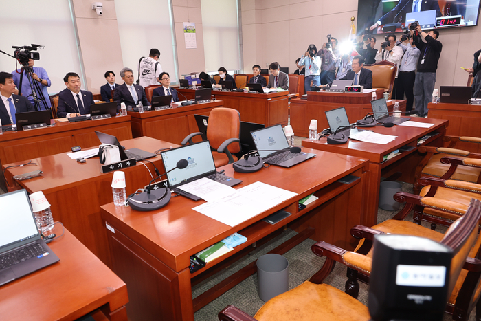 퇴장한 국민의힘 의원들, 법사위 전체회의