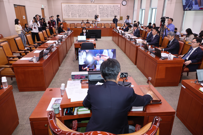 퇴장한 국민의힘 의원들, 법사위 전체회의