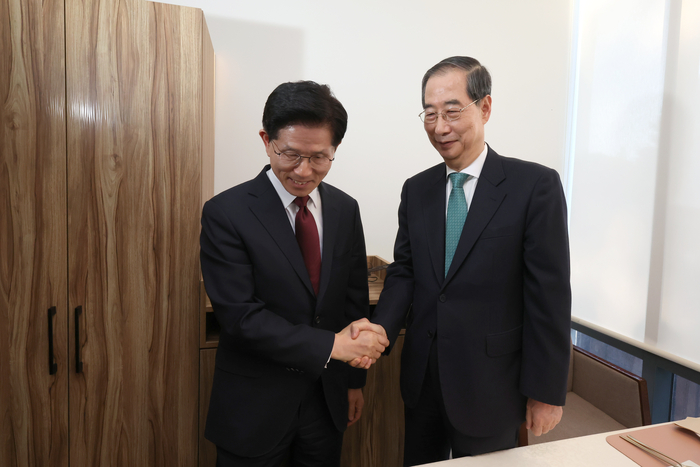 악수하는 김문수 후보와 한덕수 예비후보