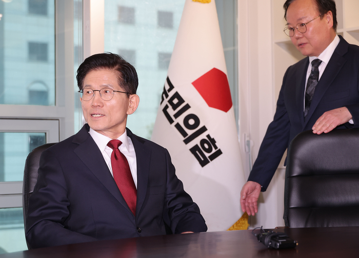 김문수 후보, 국민의힘 당사 대선 후보 사무실 입장