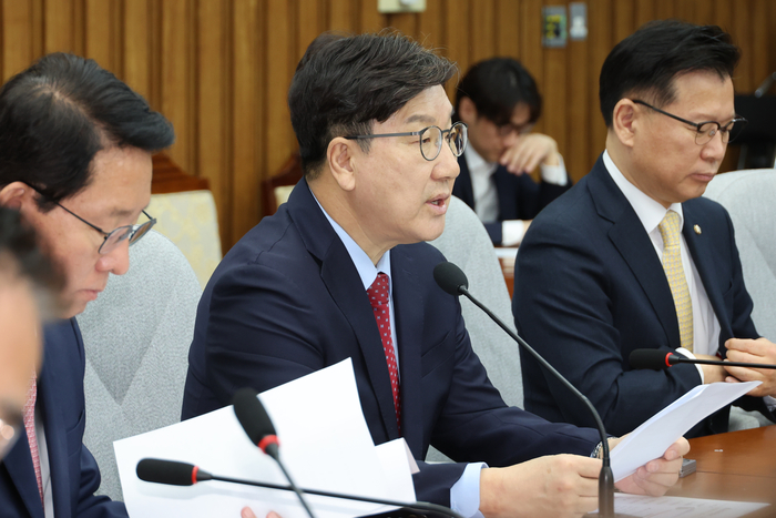 발언하는 권성동 원내대표