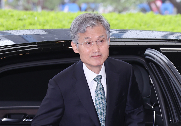 출근하는 조희대 대법원장