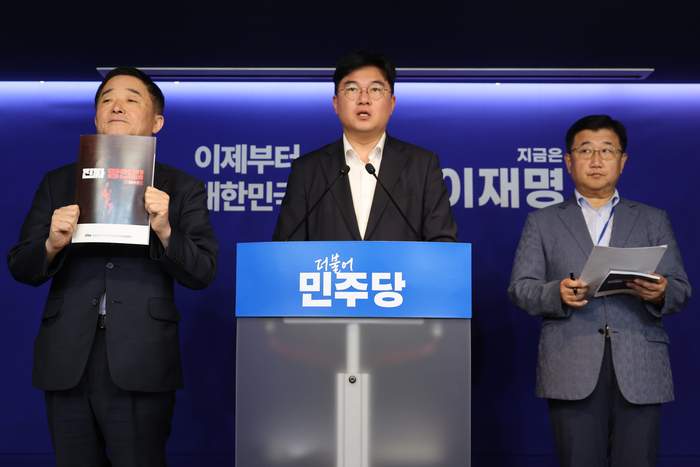 민주당, 후보 확정 첫날부터 김문수 견제…‘김문수 망언집’ 공개