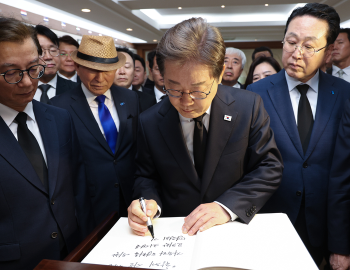 방명록 남기는 이재명 후보