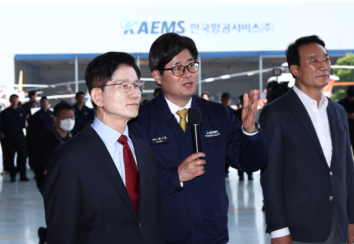 김문수 후보, 항공정비업체 현장방문