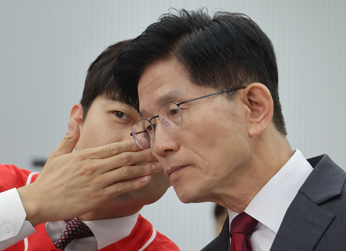 귀엣말하는 김문수와 김용태