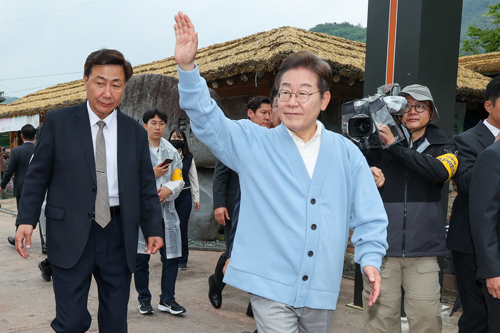 인사하는 이재명 후보