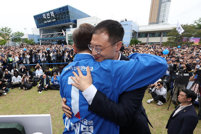 무소속 김상욱 의원과 포옹하는 이재명 후보